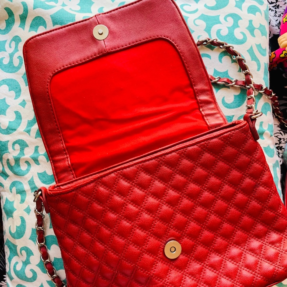 Mango body bag in bright red
